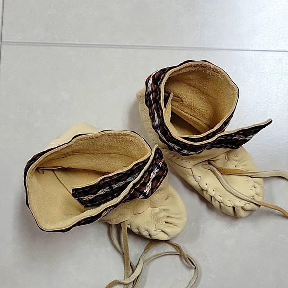 Hides in hand crafted in Canada 🇨🇦  Moccasins for Baby - Picture 5 of 7